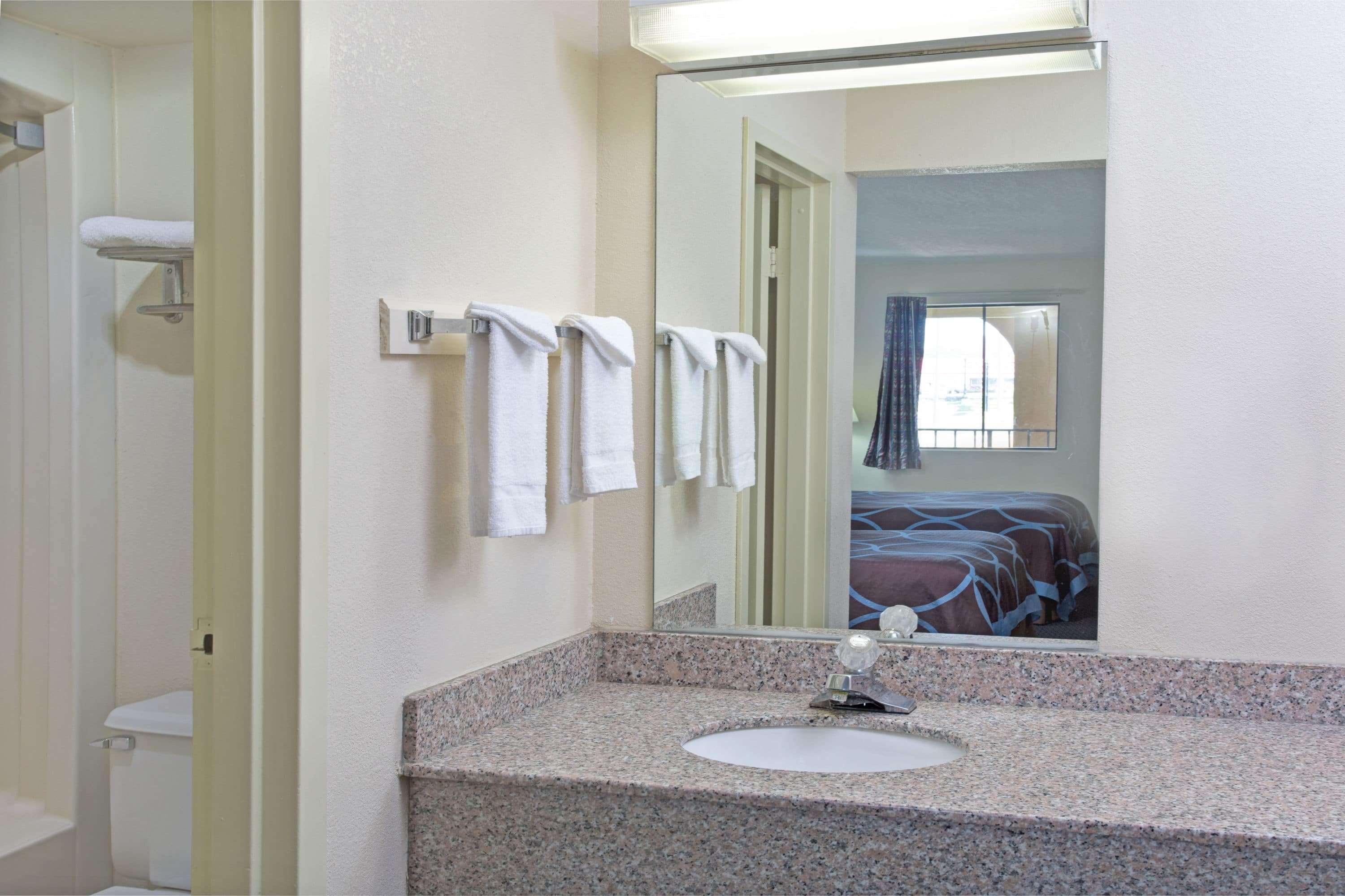 Super 8 By Wyndham Suwanee Hotell Eksteriør bilde
