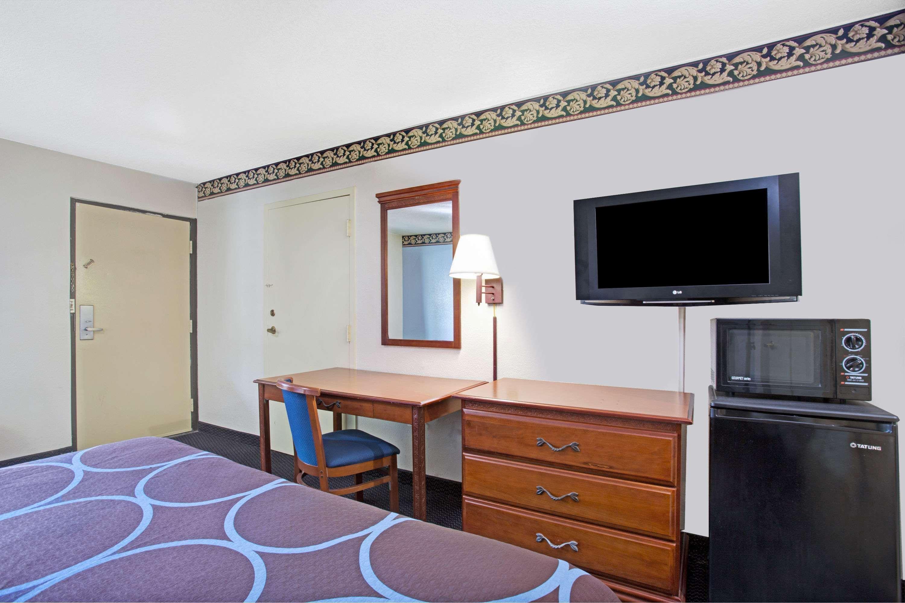Super 8 By Wyndham Suwanee Hotell Eksteriør bilde