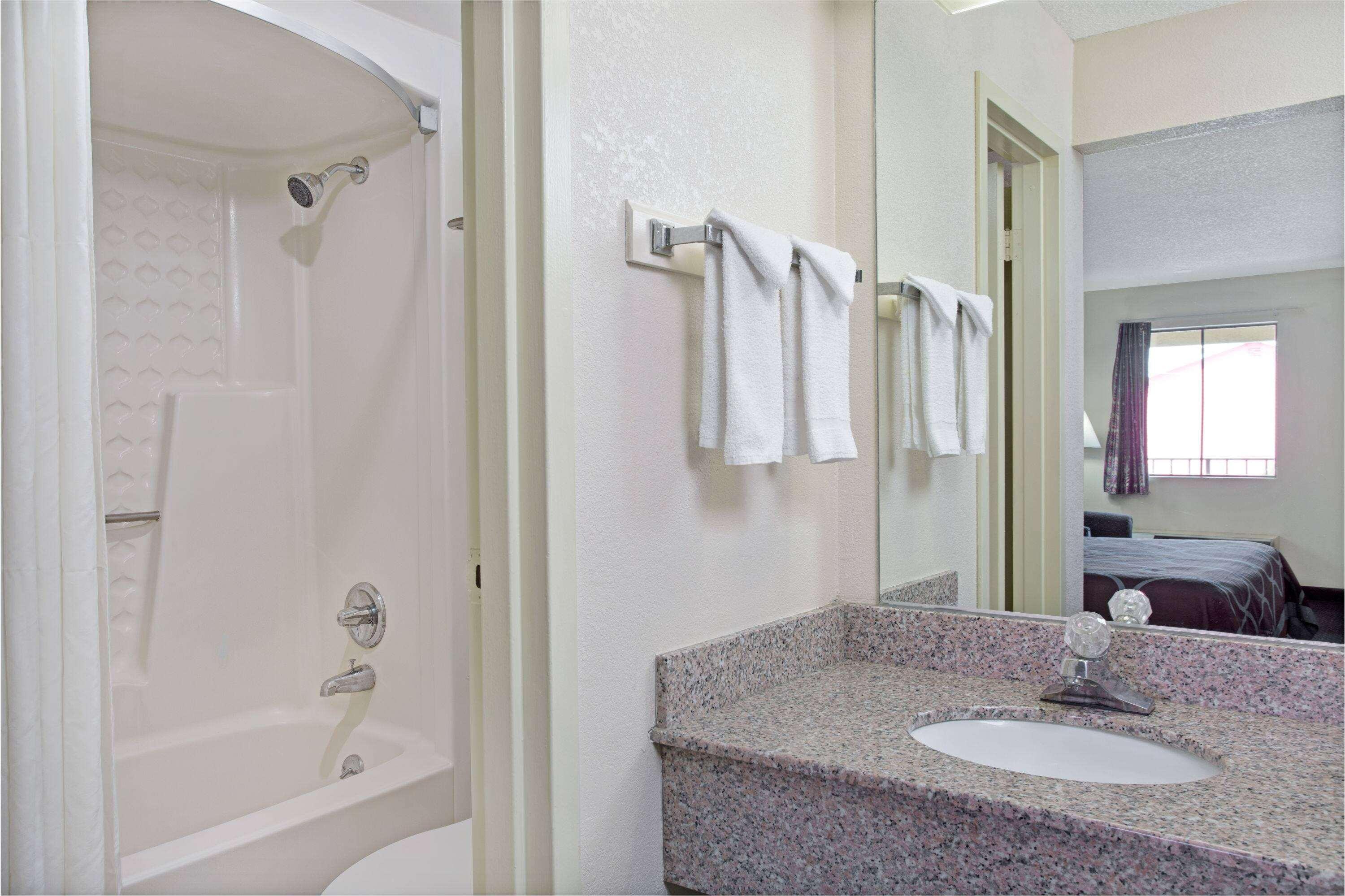 Super 8 By Wyndham Suwanee Hotell Eksteriør bilde