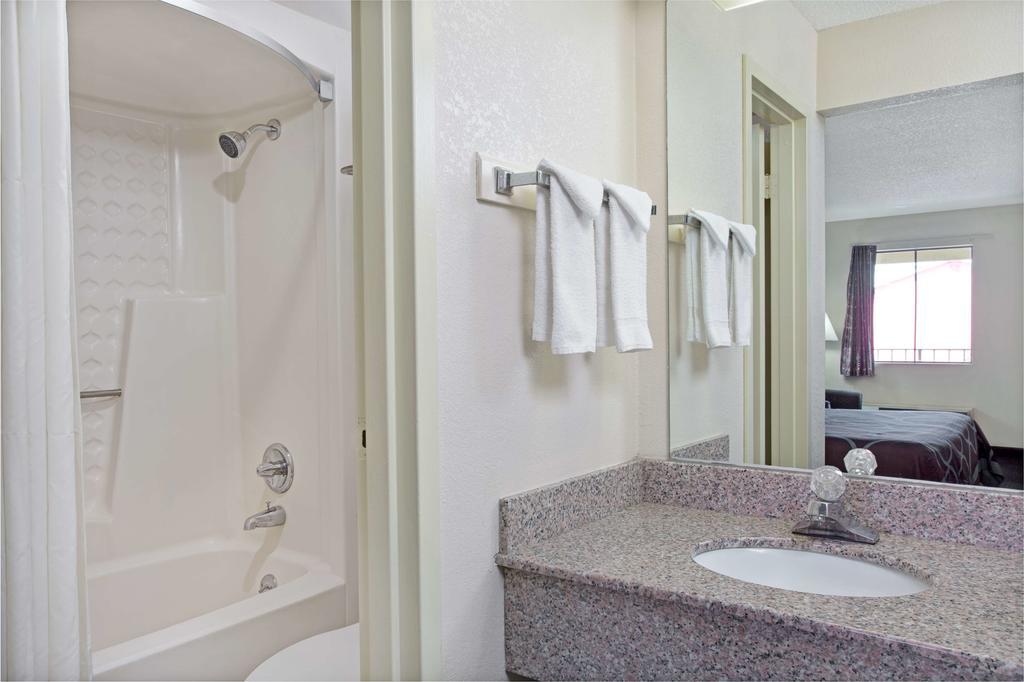 Super 8 By Wyndham Suwanee Hotell Eksteriør bilde
